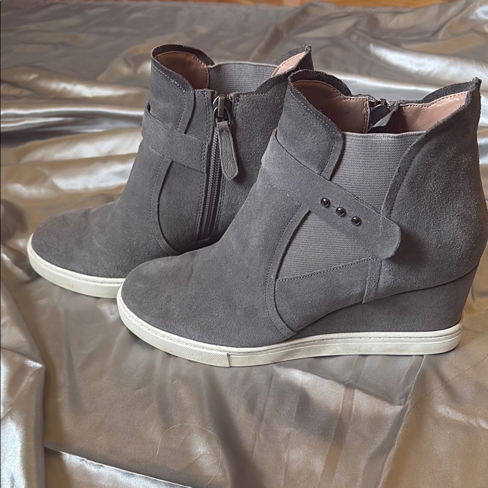 L. Paolo Gray Suede Wedge Ankle Booties size 7.5
